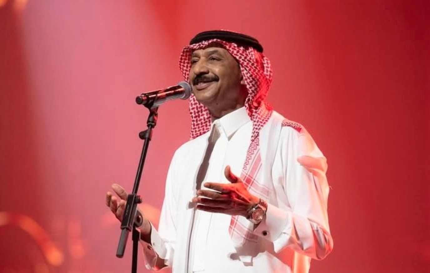 بكاء وتأثر عبادي الجوهر عند غناء هذه الأغنية بموسم جدة.. فما القصة؟