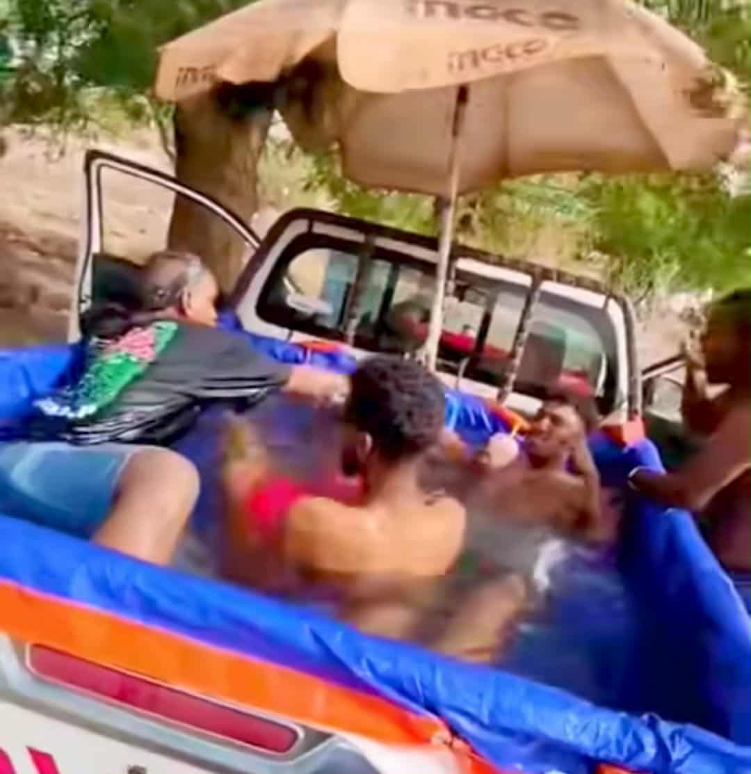 شاهد بالصورة والفيديو.. شباب سودانيون يحولون سيارة “بوكسي” لحوض سباحة وساخرون: (وقت الفارغة الواحد بفكر وينفذ طوالي)