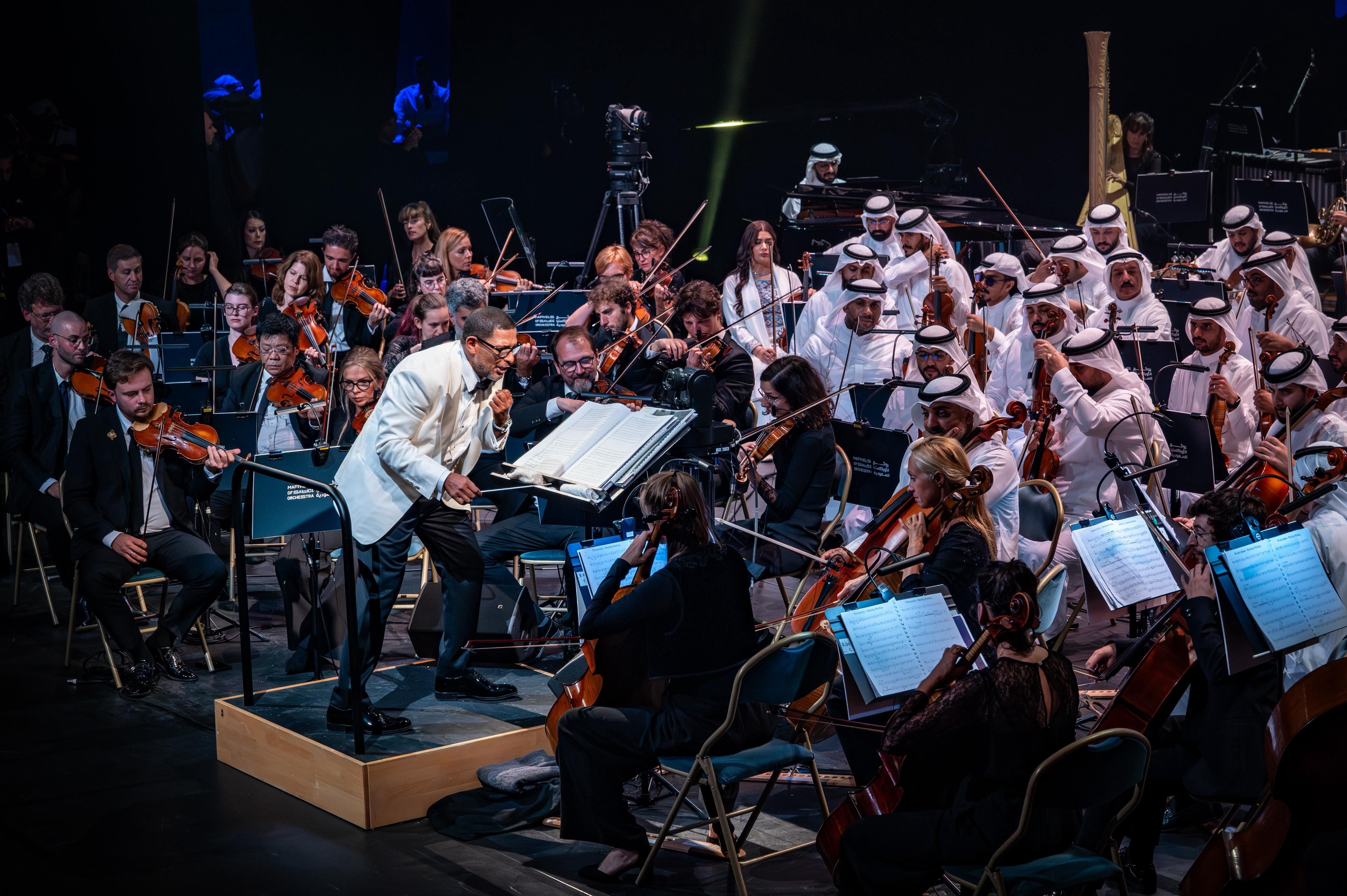 هاني فرحات يسطر تاريخًا جديدًا للموسيقى العربية.. ومحمد عبده: فرحتي بك لا توصف يا ابني   