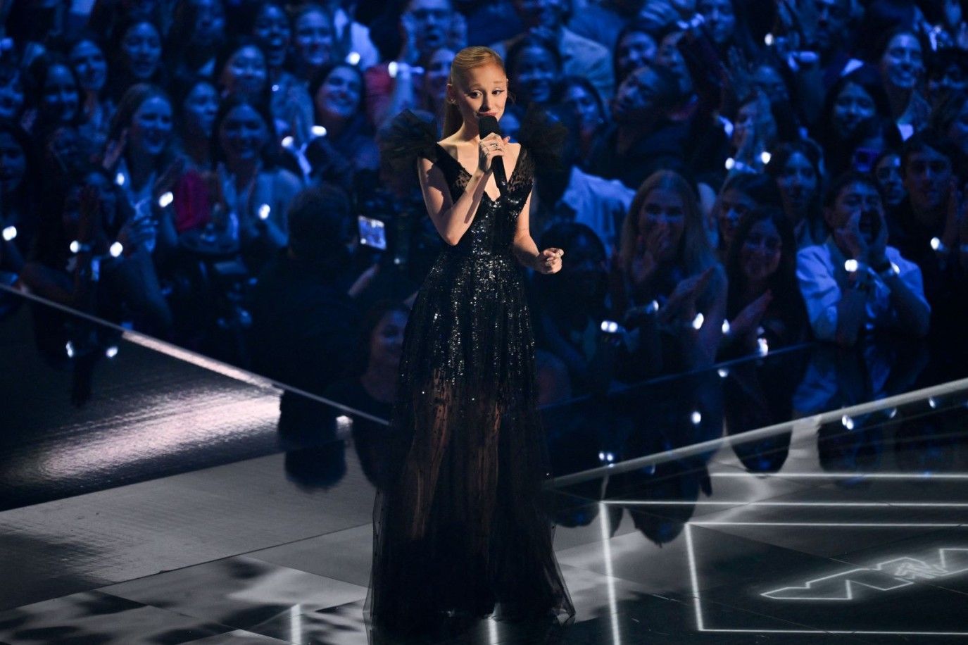 أريانا غراندي تعتمد إطلالة جديدة أمام ماريا كاري