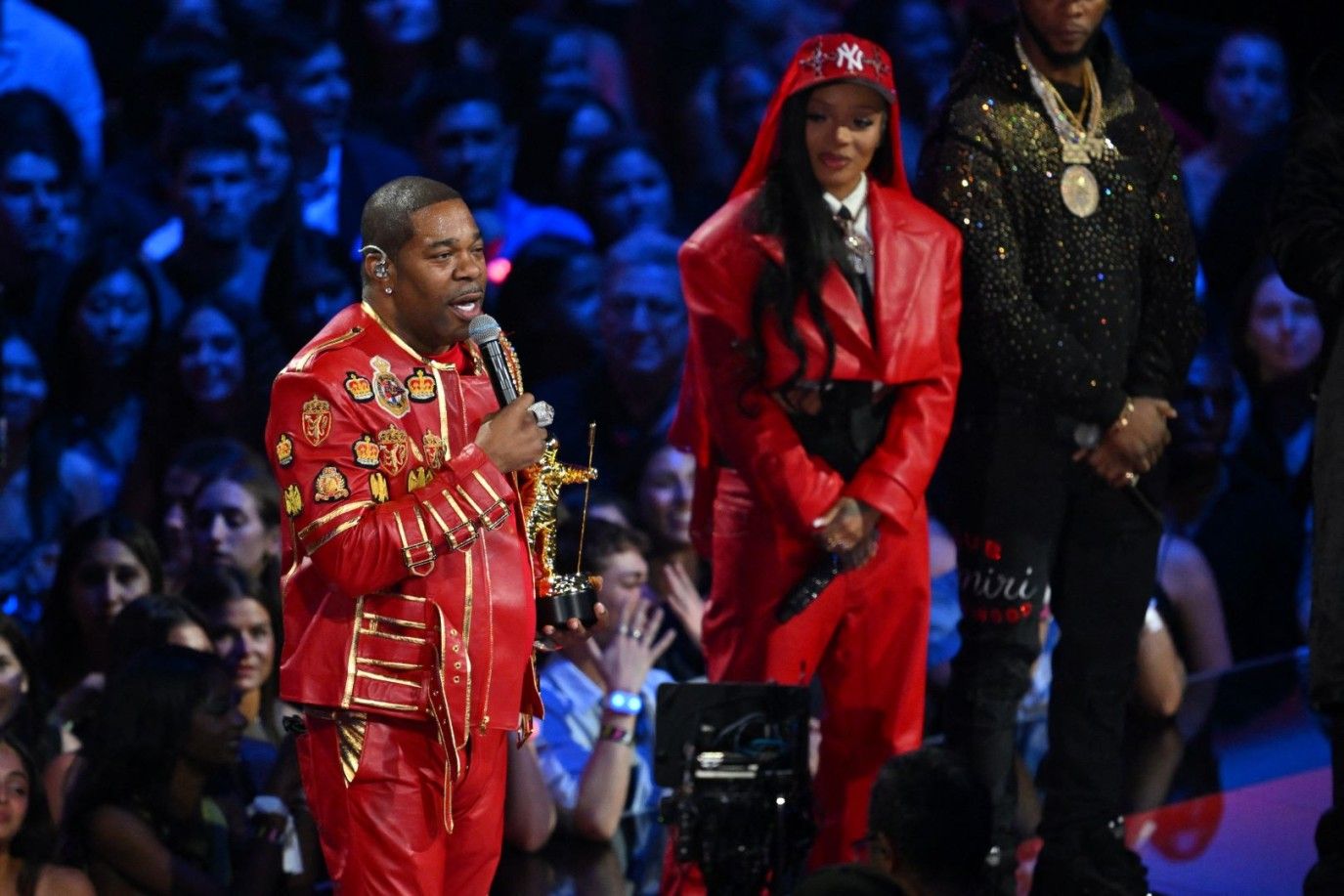 تكريم بوستا رايمز بجائزة مرموقة في حفل توزيع جوائز MTV VMA ويهدي جائزته لمقدم الحفل