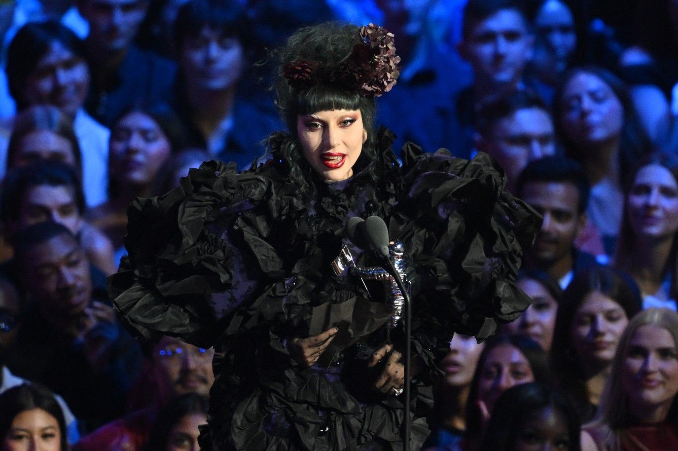 ليدي غاغا تُهدي جائزة فنان العام بـ جوائز MTV VMAs إلى خطيبها