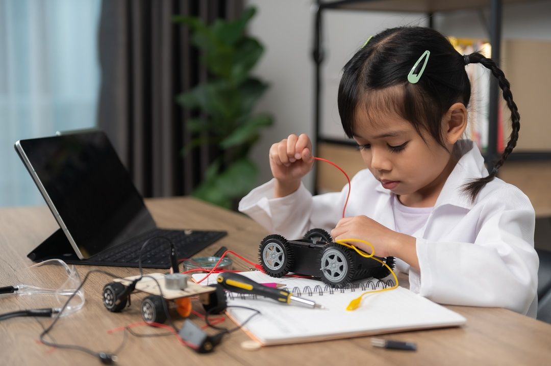 كيف تكتشفين اهتمامات طفلك المبكرة وتدعمينها؟ وطرق مضمونة للتعامل