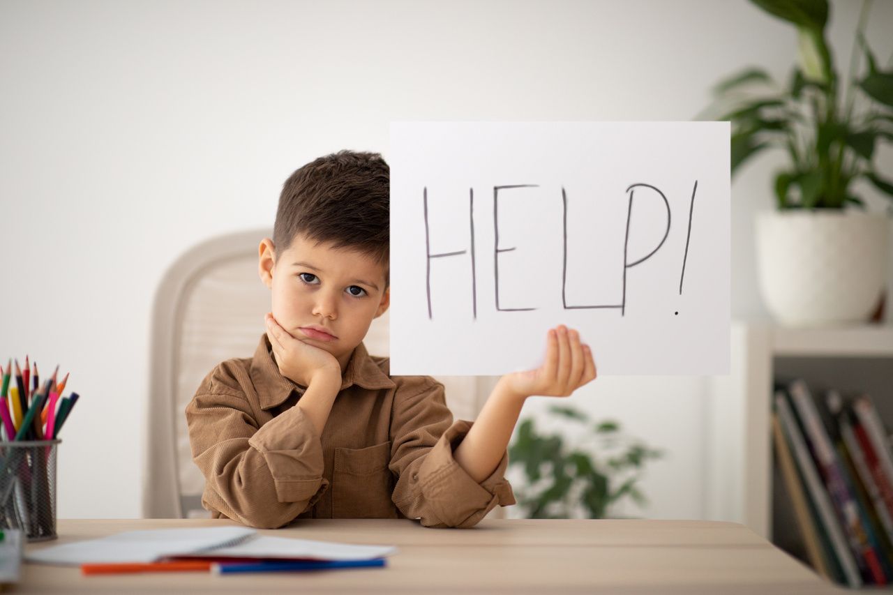 الأخطاء التربوية التي تضعف شخصية الطفل