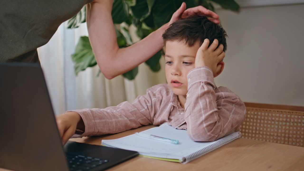 الأخطاء التربوية التي تضعف شخصية الطفل