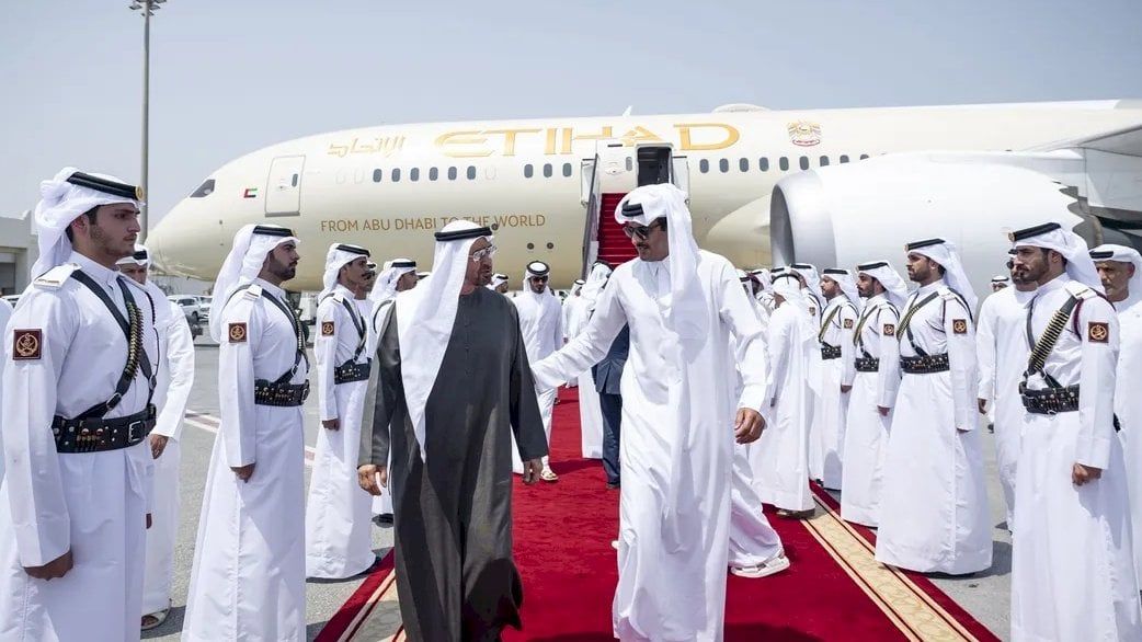 محمد بن زايد أول الواصلين إلى الدوحة