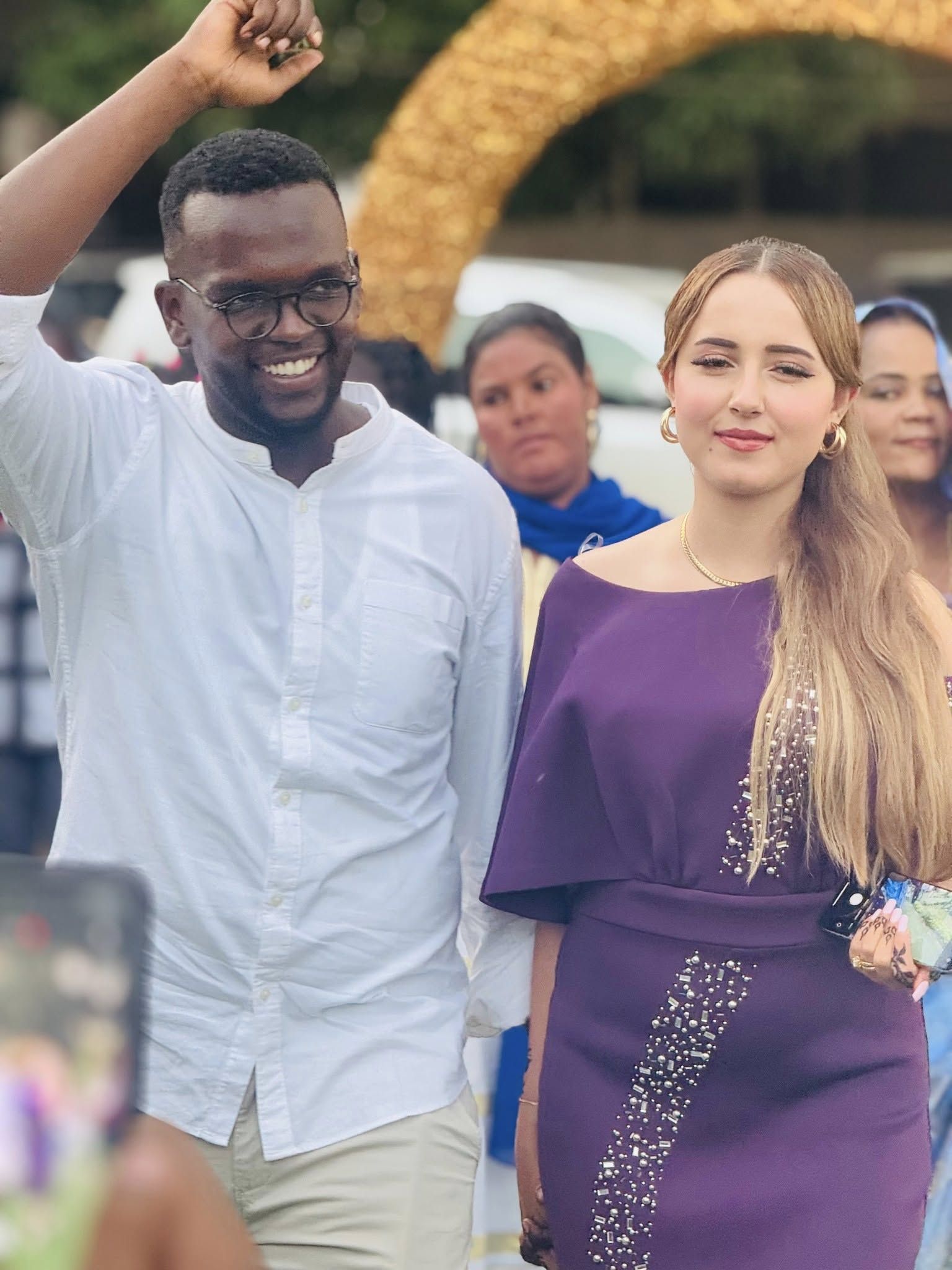 شاهد بالصور والفيديو.. شاب سوداني يشعل مواقع التواصل الاجتماعي ببلاده بزواجه من حسناء تونسية وساخرون: (لقد فعلها وخان بنات وطنه)