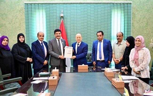 رئيس مجلس القيادة يتسلم التقرير السنوي للجنة الوطنية للتحقيق بادعاءات انتهاكات حقوق الانسان