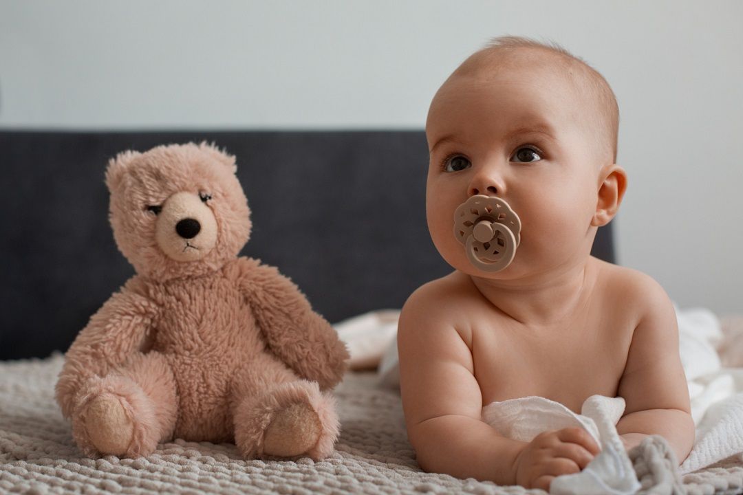 اللهاية بين التهدئة الذاتية والأضرار الصحية ومتى يجب إيقافها؟