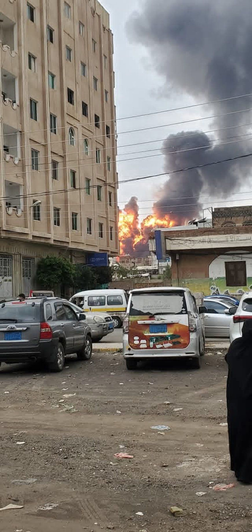 عاجل: هذا سبب وراء النيران الهائلة التي غطت سماء صنعاء عقب الغارة الإسرائيلية