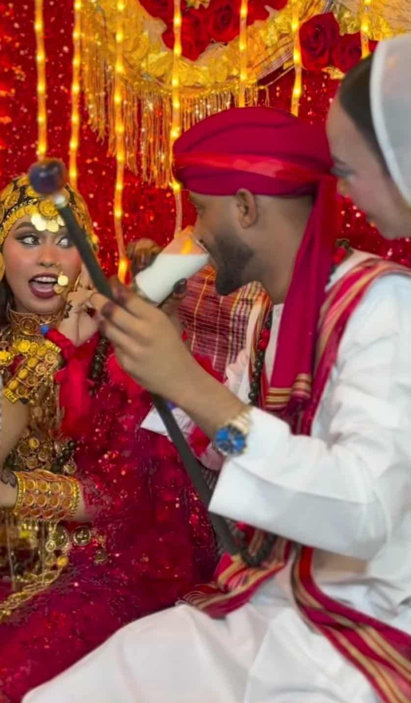 شاهد بالصورة والفيديو.. عروس سودانية ترفض “رش” عريسها بالحليب رغم إقدامه على الخطوة وتعاتبه والجمهور يعلق: (يرشونا بالنووي نحنا)