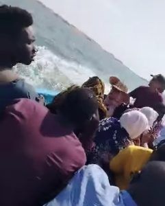 شاهد.. مقطع فيديو يوثق اللحظات الأخيرة لغرق “قارب” يحمل عدد من المواطنين بينهم “عروس” في النيل بوادي حلفا