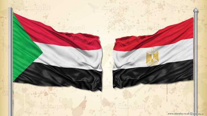 شاعر سوداني كبير يتفاجأ بمطرب مصري يتغنى بأغنيته الشهيرة أثناء استغلاله “توك توك” بمدينة أسوان