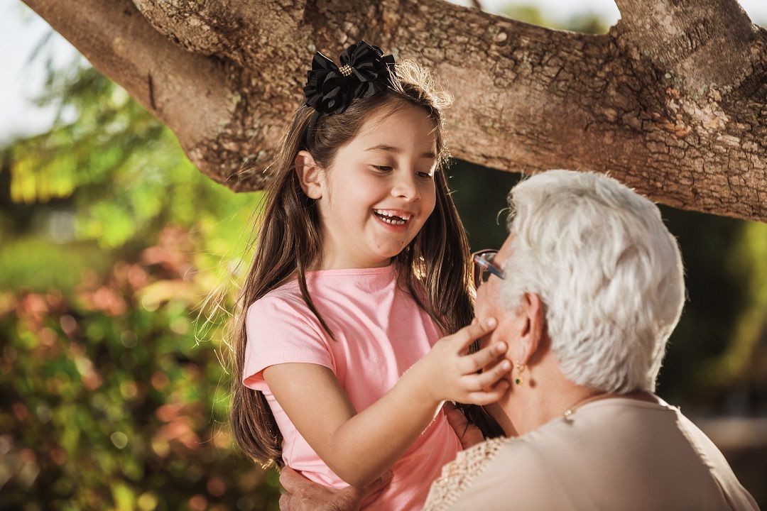 علاقة الأجداد بالأحفاد.. بين التواصل المحبب وتعارض الأجيال المرفوض!