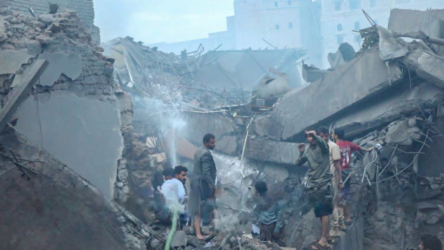 هكذا يبدو..دمار واسع جراء الغارات الإسرائيلية على مقري صحيفتي "26 سبتمبر" و"اليمن" وأحياء سكنية بصنعاء(صور)