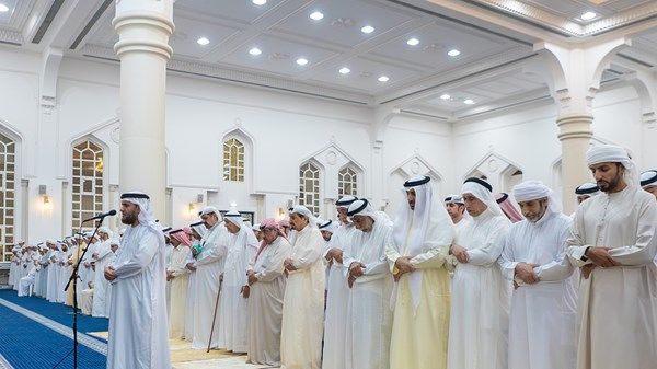 حاكم عجمان يؤدي صلاة الجنازة على جثمان الشيخة عائشة محمد خلف