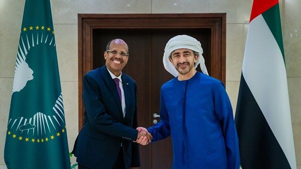 عبدالله بن زايد يستقبل رئيس مفوضية الاتحاد الأفريقي