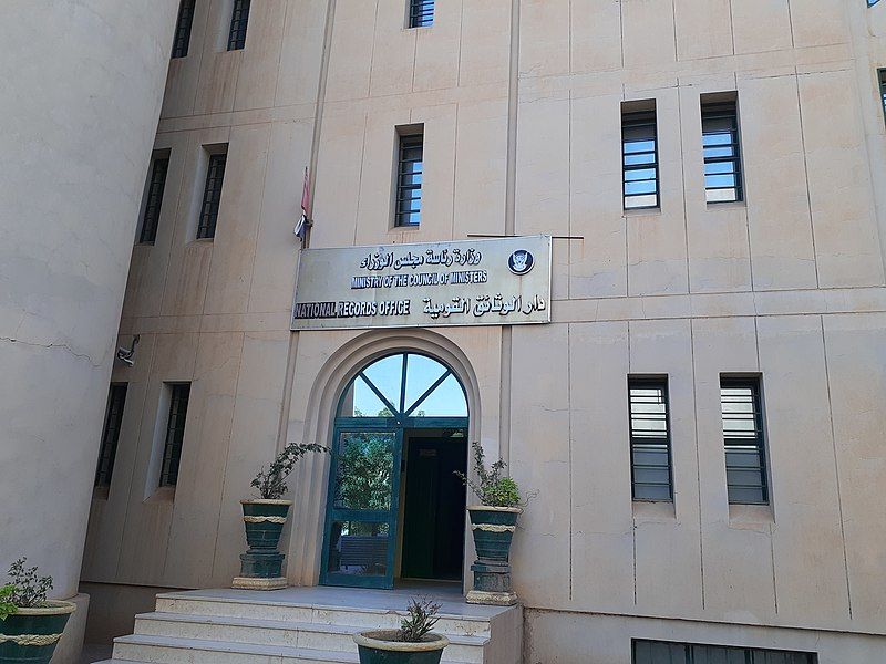 وزير شؤون مجلس الوزراء تطلع على خطط النهوض بدار الوثائق القومية