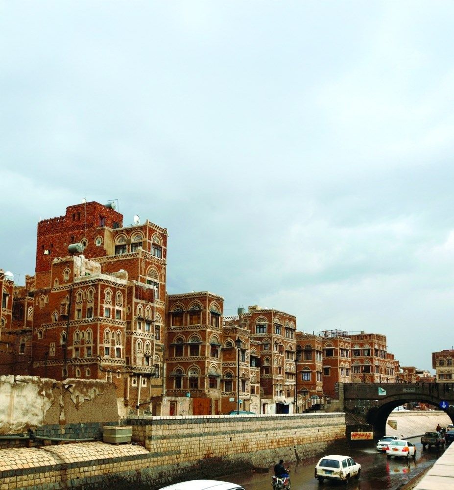 «الحوثي».. أنشطة مشبوهة لتمويل آلة الحرب