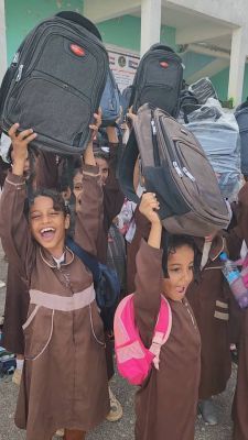 برعاية طارق .. توزيع حقائب مدرسية بدار سعد في عدن