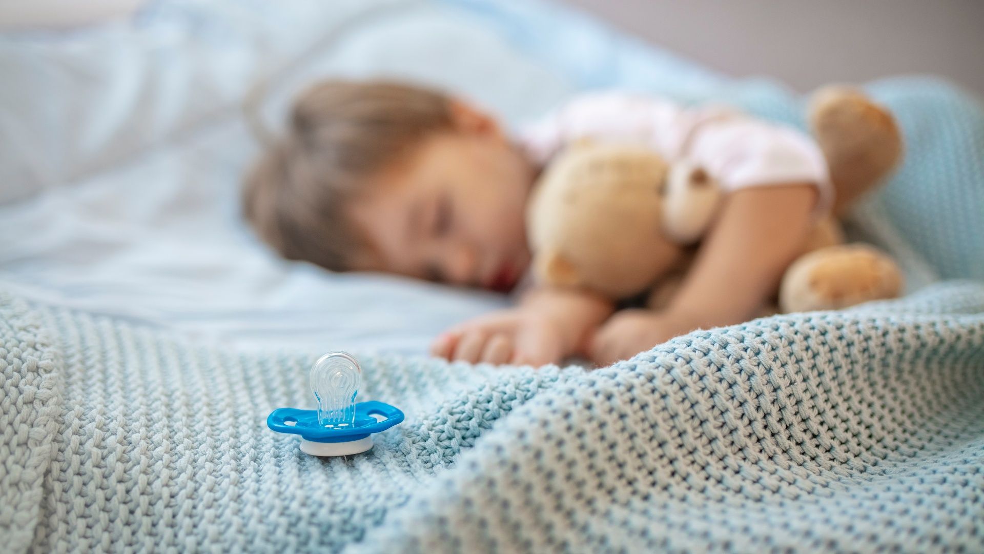 أشياء لا تفعليها عندما يعاني طفلك من الحمى.. منها الكمادات