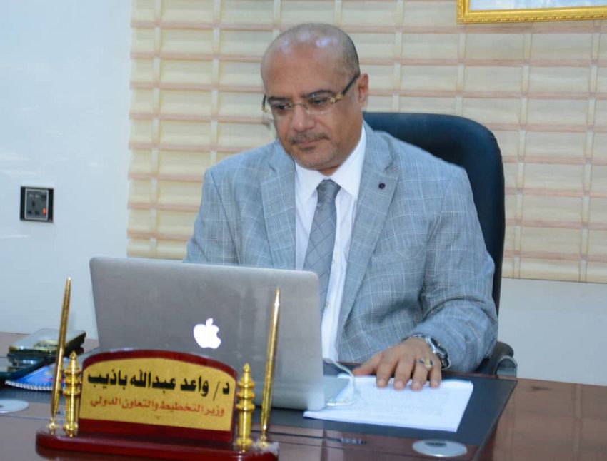 اول وزير في الحكومة الشرعية يؤيد قرارات عيدروس الزبيدي برغم حصوله على حقيبتين وزاريتين احداهما من حصة المحافظات الشمالية