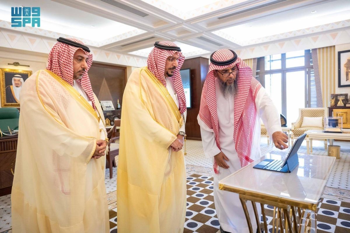 أمير القصيم يطلع على البرنامج التفاعلي للخرائط الالكترونية للمنطقة