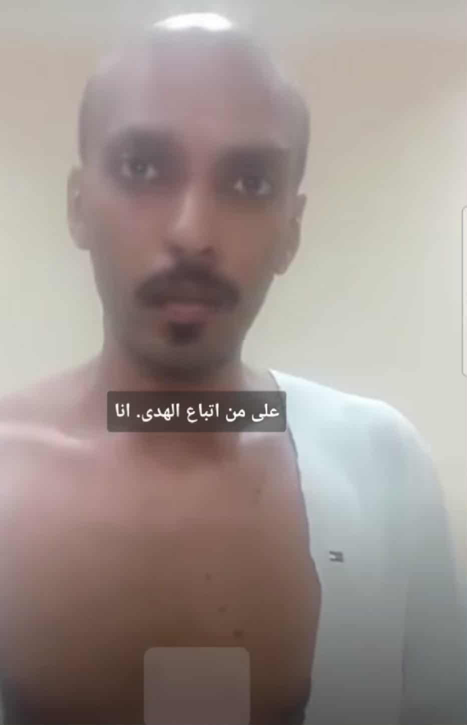 شاهد بالصورة والفيديو.. شاب سوداني مقيم بالقاهرة يزعم أنه المهدي المنتظر ويكشف عن علامات في جسده تدل على أنه “المهدي”
