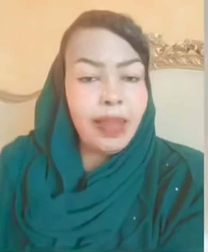 شاهد بالصورة والفيديو.. بضحكة مثيرة جداً وعبارة “أبشرك اللوري مافي زول سائقه مركون ليهو زمن”.. سيدة سودانية تثير ضجة واسعة بردها على متابع تغزل في جسدها: (التحية لسائق اللوري حظو والله)