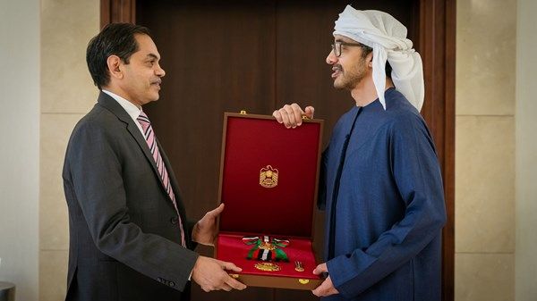 رئيس الدولة يمنح سفير الهند وسام زايد الثاني من الطبقة الأولى
