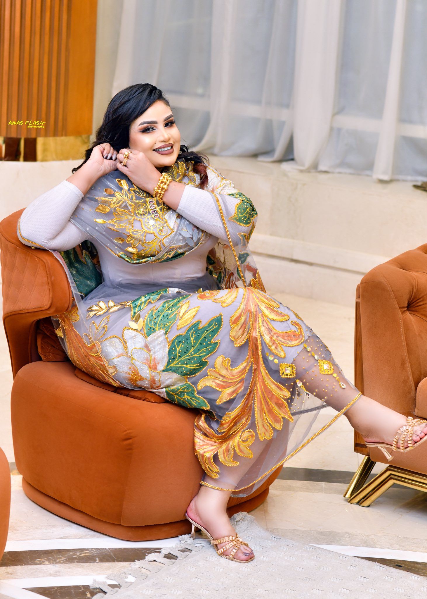شاهد بالفيديو.. الفنانة توتة عذاب تشعل حفل غنائي بوصلة رقص مثيرة والجمهور: (بتحاولي تقلدي هدى عربي بس ما قادرة)