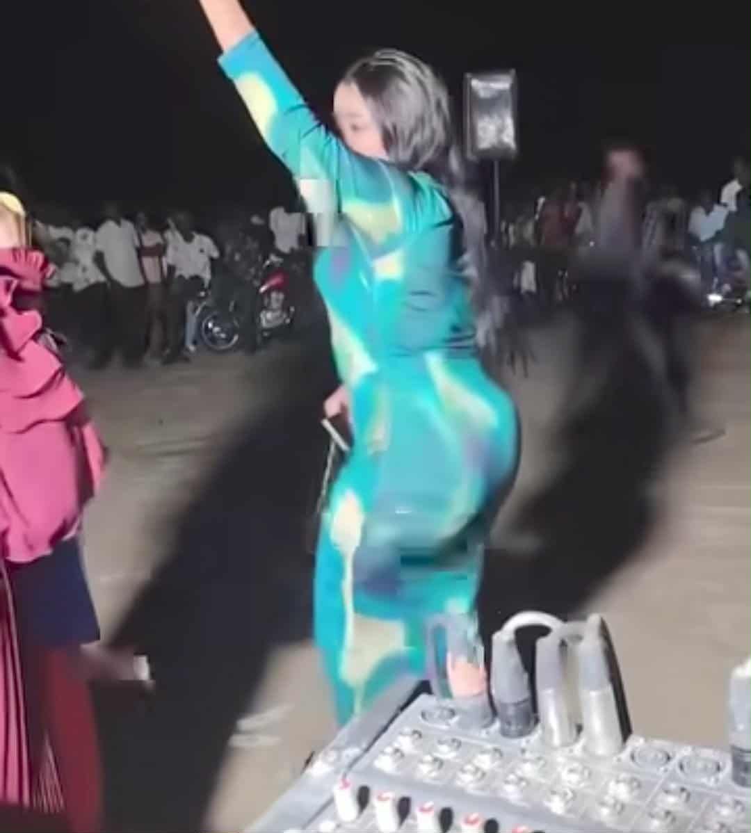 شاهد بالصورة والفيديو.. خلال حفل خاص حضره جمهور غفير من الشباب.. فتاة سودانية تدخل في وصلة رقص مثيرة بمؤخرتها وتغمر الفنانة بأموال النقطة وساخرون: (شكلها مشت للدكتور المصري)
