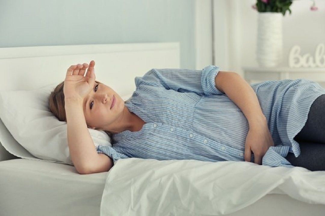 أهمية تتبع حركة الجنين يومياً وفك شفراتها... ومتى تشعرين بالقلق؟