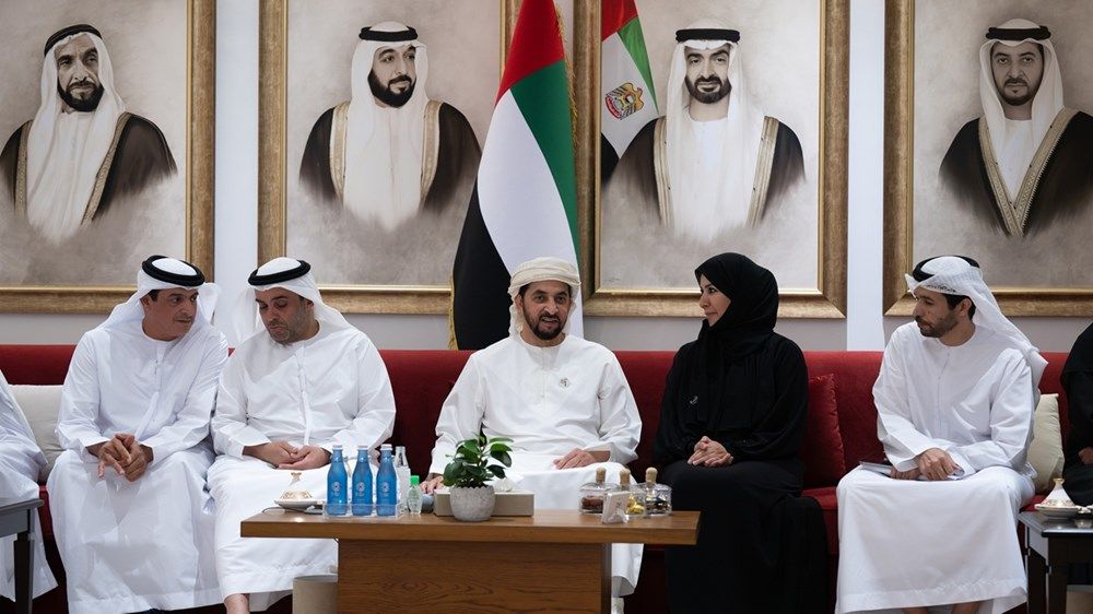 حمدان بن زايد يتفقد مشاريع تطويرية في جزيرة دلما ويلتقي الأهالي