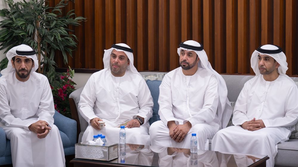 حمدان بن زايد يتفقد مشاريع تطويرية في جزيرة دلما ويلتقي الأهالي