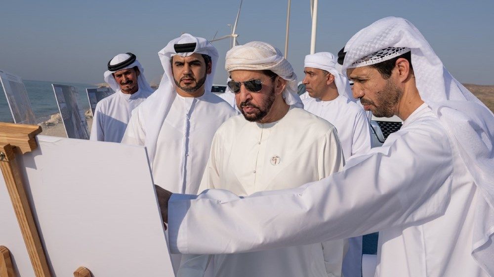 حمدان بن زايد يتفقد مشاريع تطويرية في جزيرة دلما ويلتقي الأهالي