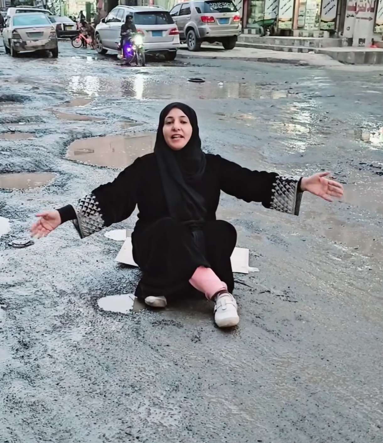 سحر الخولاني تفترش ارض اشهر شارع في صنعاء ماذا حدث؟