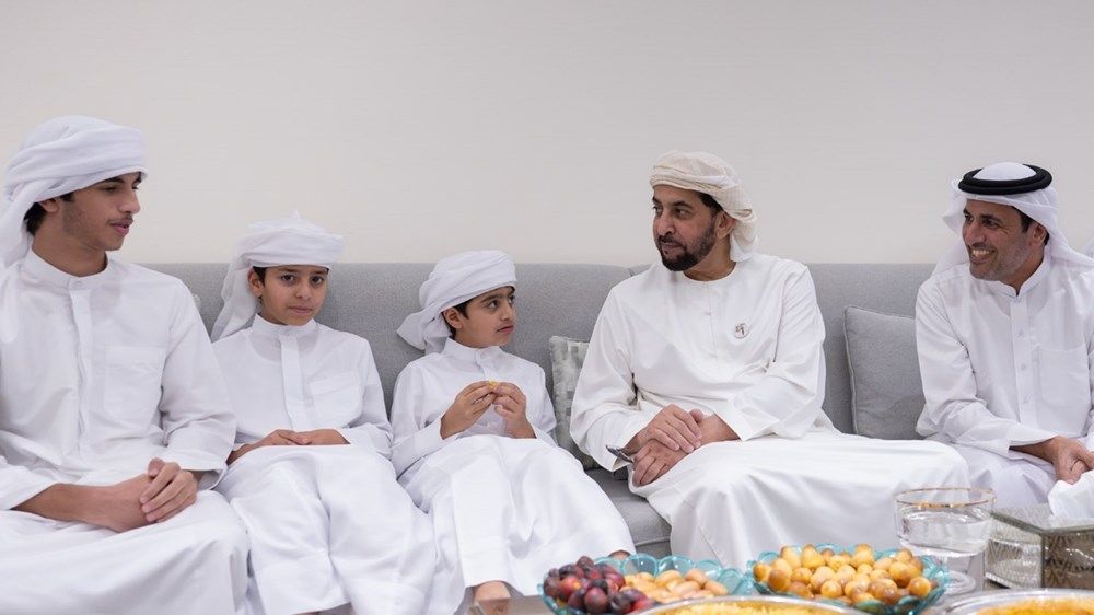 حمدان بن زايد يتفقد مشاريع تطويرية في جزيرة دلما ويلتقي الأهالي