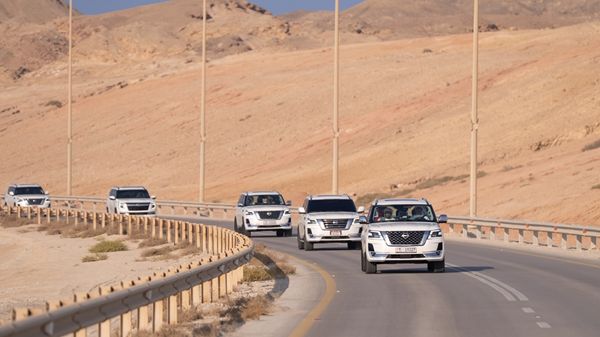 حمدان بن زايد يتفقد مشاريع تطويرية في جزيرة دلما ويلتقي الأهالي