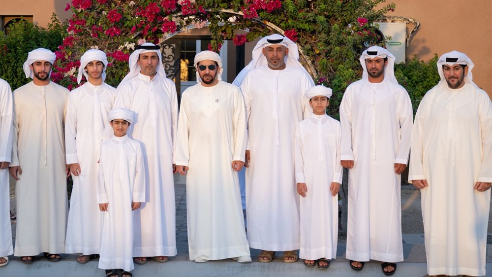 حمدان بن زايد يتفقد مشاريع تطويرية في جزيرة دلما ويلتقي الأهالي