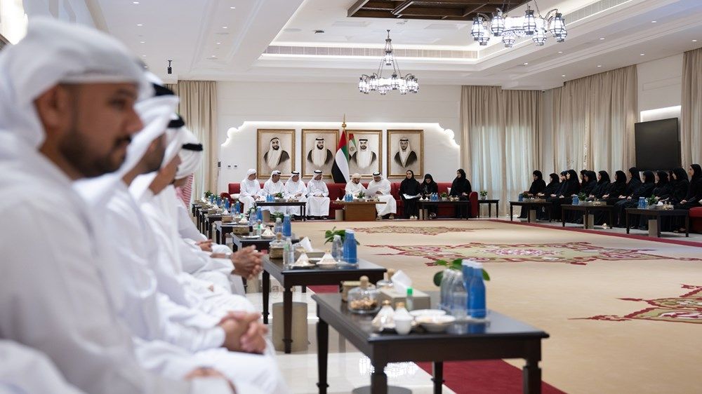 حمدان بن زايد يتفقد مشاريع تطويرية في جزيرة دلما ويلتقي الأهالي