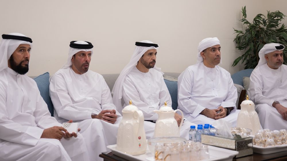 حمدان بن زايد يتفقد مشاريع تطويرية في جزيرة دلما ويلتقي الأهالي