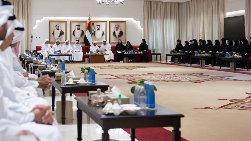 حمدان بن زايد يتفقد مشاريع تطويرية في جزيرة دلما ويلتقي الأهالي