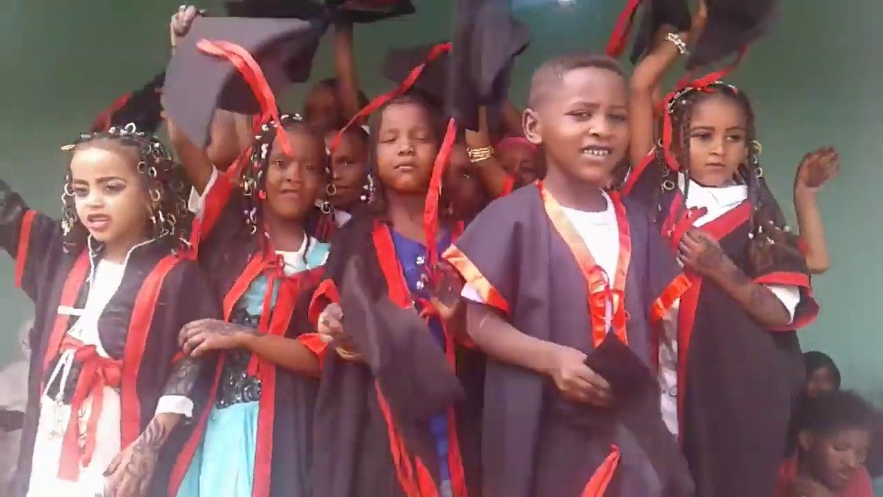 شاهد بالفيديو.. طفلة سودانية تخطف الأضواء خلال مخاطبتها جمع من الحضور في حفل تخرجها من إحدى رياض الأطفال