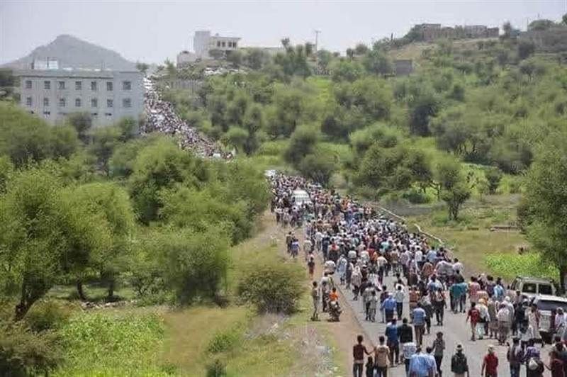 يتقدمهم والد الشهيدة..بالصور مسيرة تاريخية في تعز.. الحجرية تنتفض غضبًا لدماء الشهيدة "أفتهان المشهري"