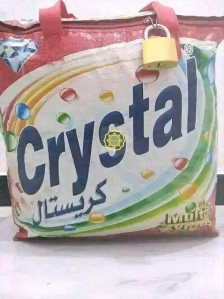 النصاب يفرّ بـ10 آلاف ريال...عملية نصب غريبة في عدن..خدعة "الشنطة الكريستال" تطيح بمواطن