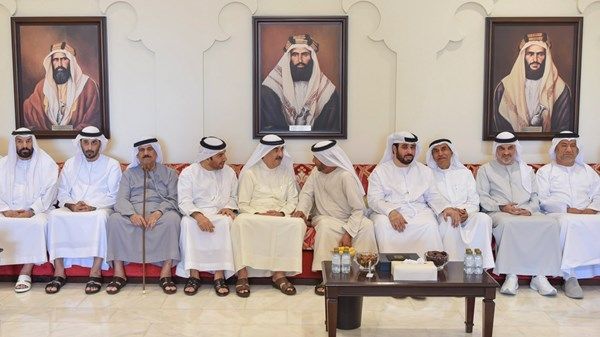 حاكم أم القيوين يقدم واجب العزاء في وفاة عائشة بنت حمد بن علي العرياني
