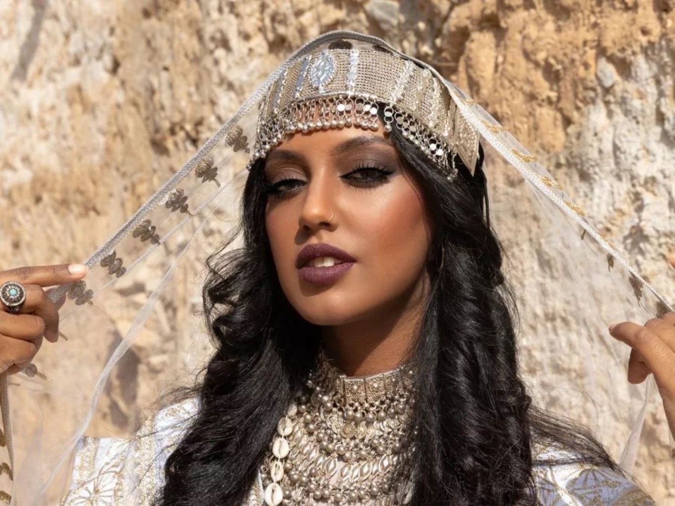 أكسسوارات الشعر في التراث السعودي.. لمسة أصيلة تتألق في اليوم الوطني