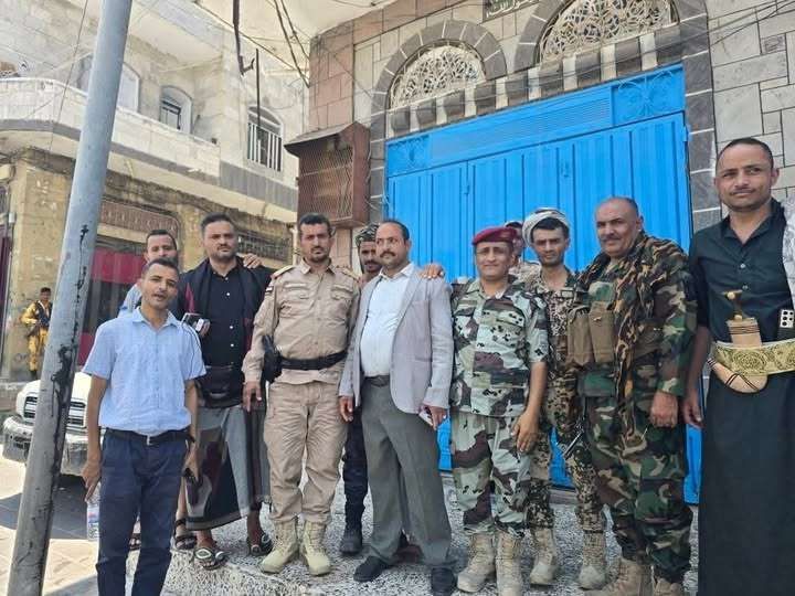 عاجل: أبناء مخلاف يحتشدون أمام منزل حمود المخلافي