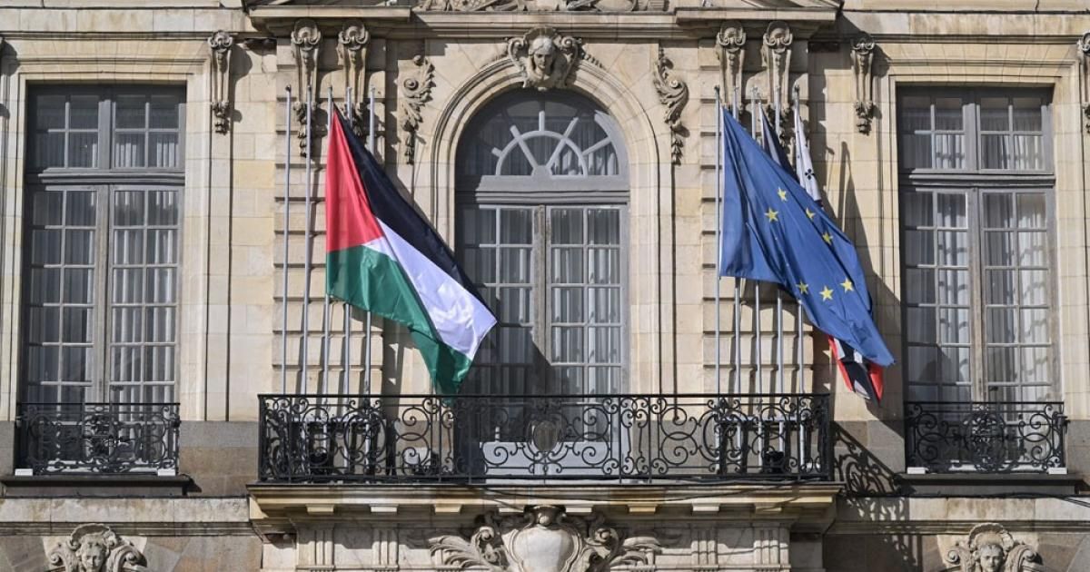 21 بلدية في فرنسا ترفع العلم الفلسطيني فوق مقارها